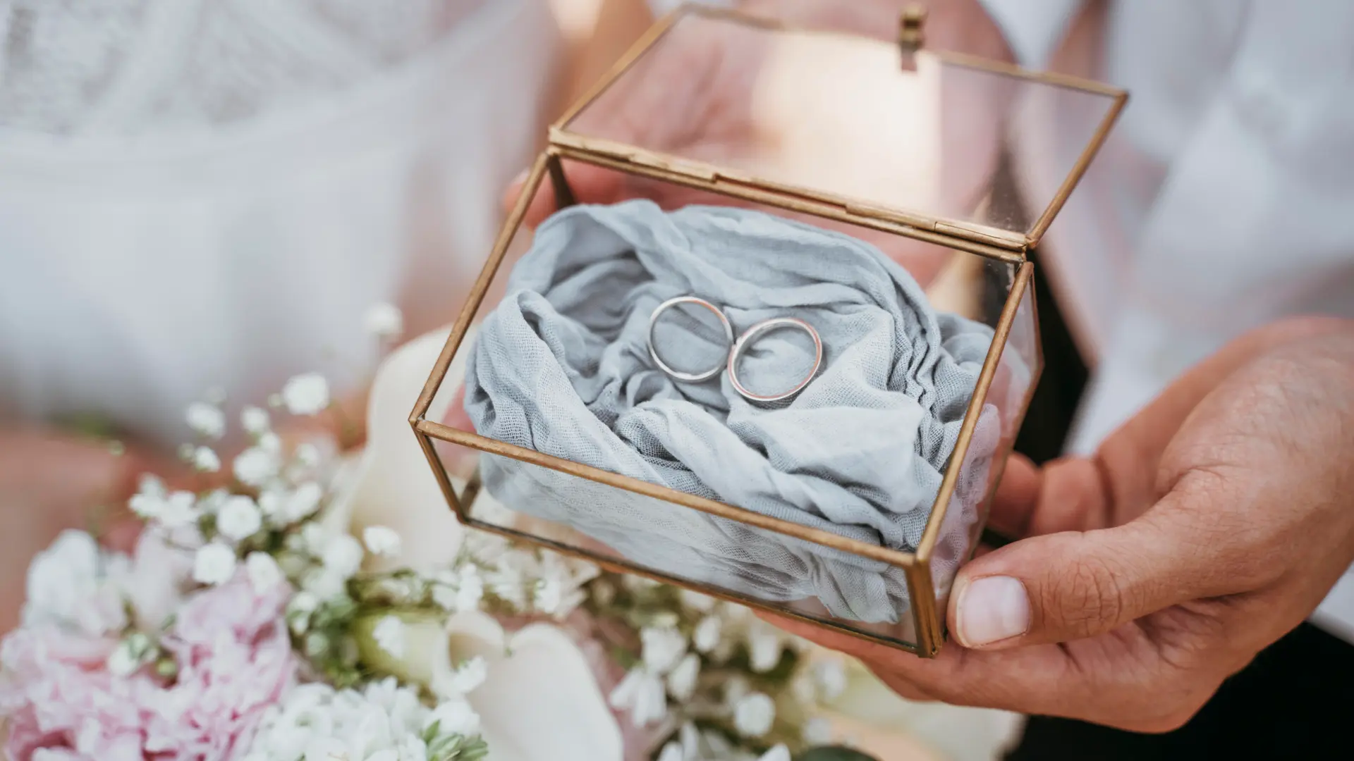 The Ultimate Guide to Silver Wedding Gifts: Timeless, Elegant, and Meaningful